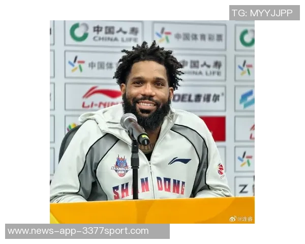 鲍威尔自嘲年纪大队友称叔叔实际上与年轻球员仅差一岁